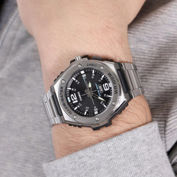 Ρολόι Casio Illuminator WS-1400H-1AVEF με ασημί μεταλλικό μπρασελέ και μαύρο καντράν με αναλογική ένδειξη, αδιάβροχο στα 10ATM-100M.